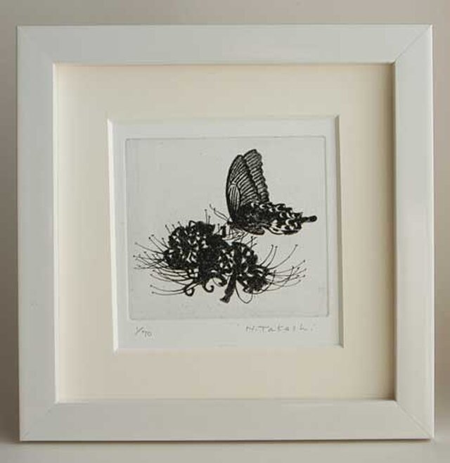 蝶と曼珠沙華/ 銅版画（額あり・ホワイト） | iichi 日々の暮らしを