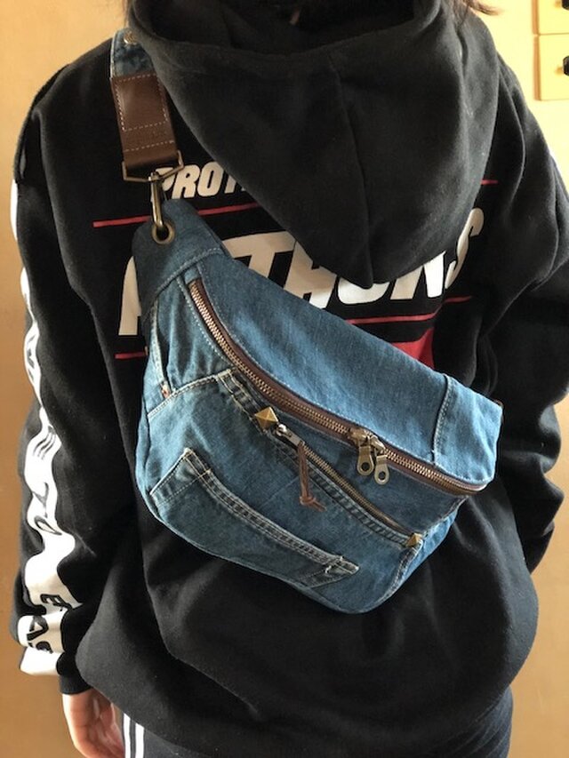 デニムリメイクのボディバッグ ブルー | iichi 日々の暮らしを心地よく