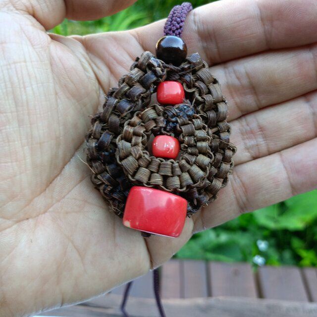 山葡萄の蔓と山珊瑚のペンダント①202407070【二重あみタイプ