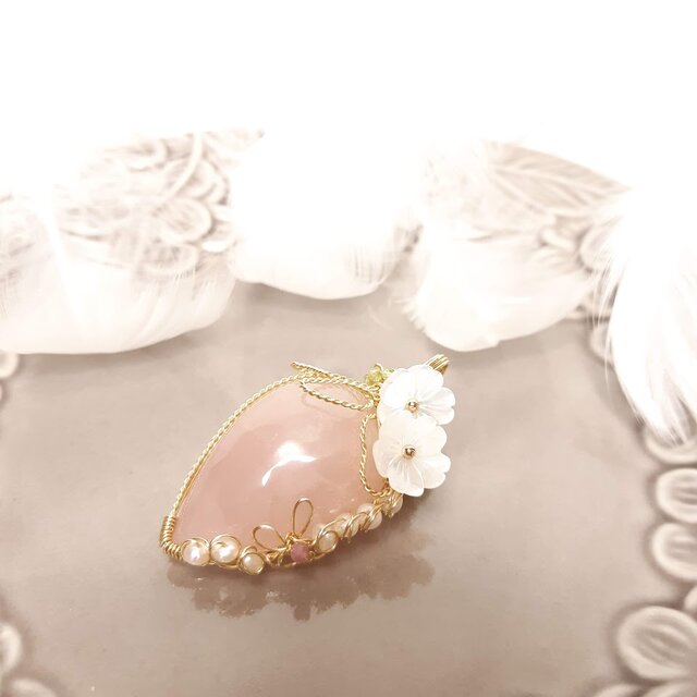 ローズクォーツのいちごのブローチ 14kgfワイヤージュエリー♪ | iichi