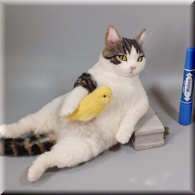 羊毛フェルト 猫 キジシロ猫さんとセキセイインコさん キジ白 ねこ