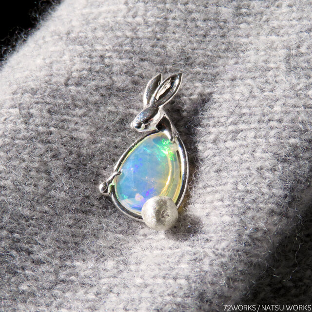 うさぎのオパールブローチ / Opal Rabbit Brooch | iichi 日々の暮らし