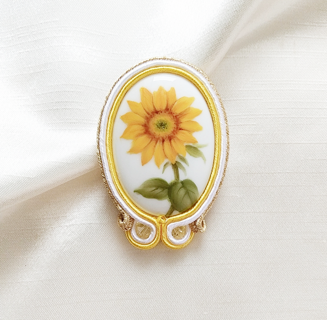 ひまわりのブローチ | iichi 日々の暮らしを心地よくするハンドメイド