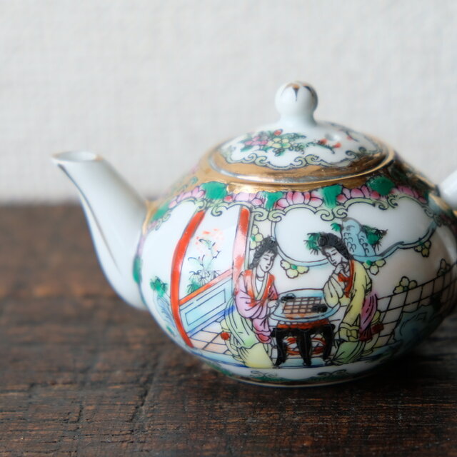 チャイナレトロで可愛い◇花と皇女。中国産 色絵金彩小ぶり急須 煎茶