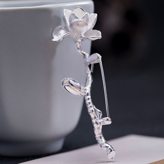 木蓮の花のシルバーブローチ：美しさを身に着けるアクセサリーC032