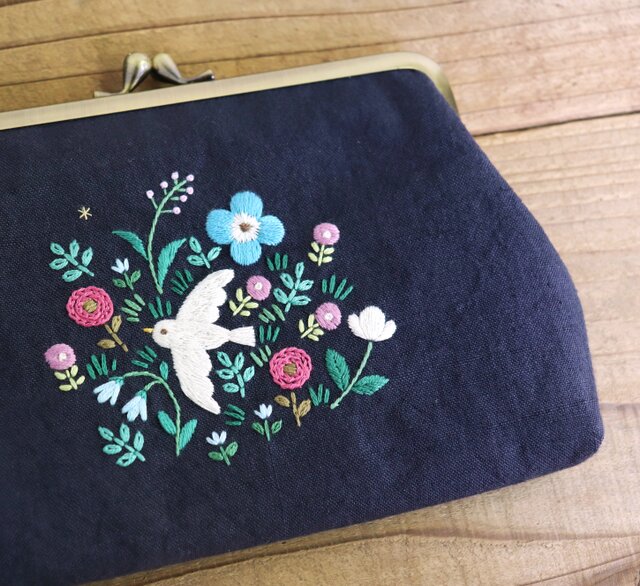 受注制作】手刺繍のがま口ポーチ『鳥と草花』角型 | iichi 日々の