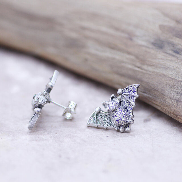 コウモリのシルバーピアス（両耳） | iichi 日々の暮らしを心地よく