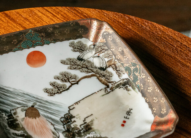 九谷焼 金襴手 鶴亀松文 菱形皿 明治時代 D509 | iichi 日々の暮らしを