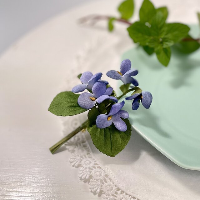 再販】布花 かれんな野すみれのブーケコサージュ | iichi 日々の暮らし