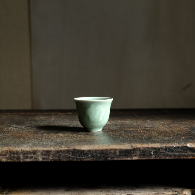 花とリーフ◇青磁で陽刻。中国産青磁陽刻猪口 茶杯 茶器 丁寧な暮らし
