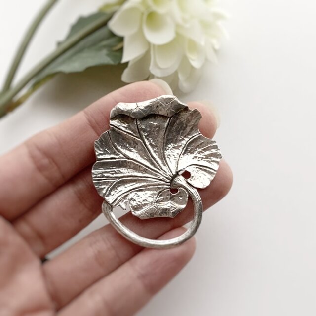 no.70006 蓮の葉のシルバーブローチ | iichi 日々の暮らしを心地よく