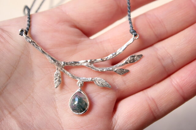 森の賢者が見守る泉』 天然メノウ石のマクラメネックレス