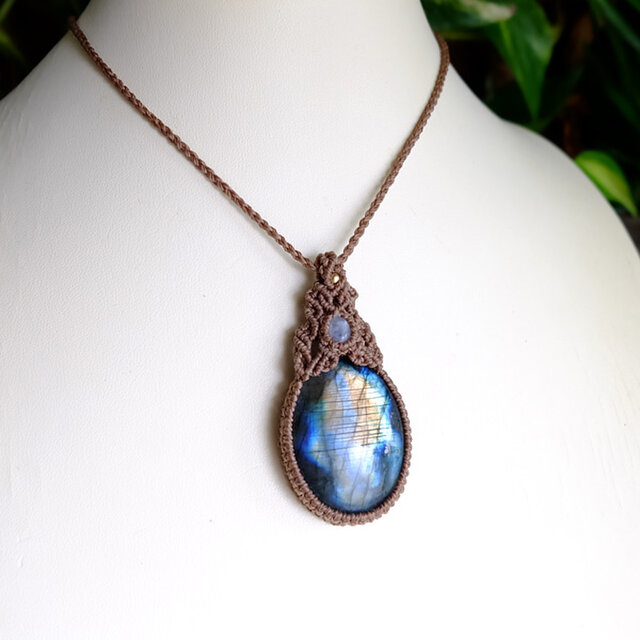 大きめラブラドライト・ムーンストーン（6月誕生石）マクラメ編み