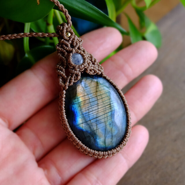 大きめラブラドライト・ムーンストーン（6月誕生石）マクラメ編み