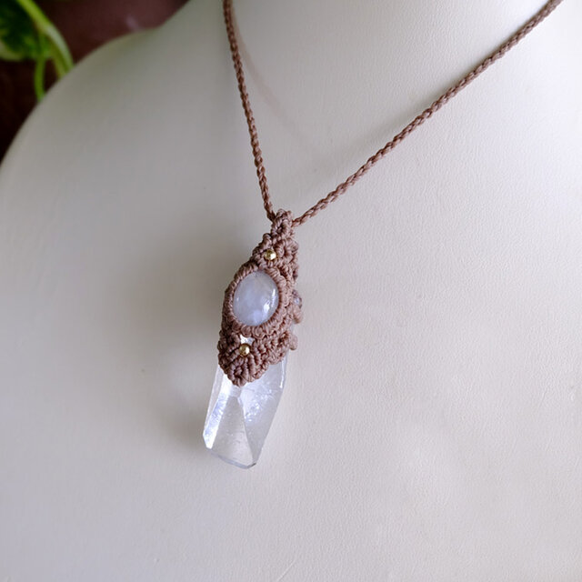 水晶ポイント原石 ・ムーンストーン（6月誕生石）マクラメ編み
