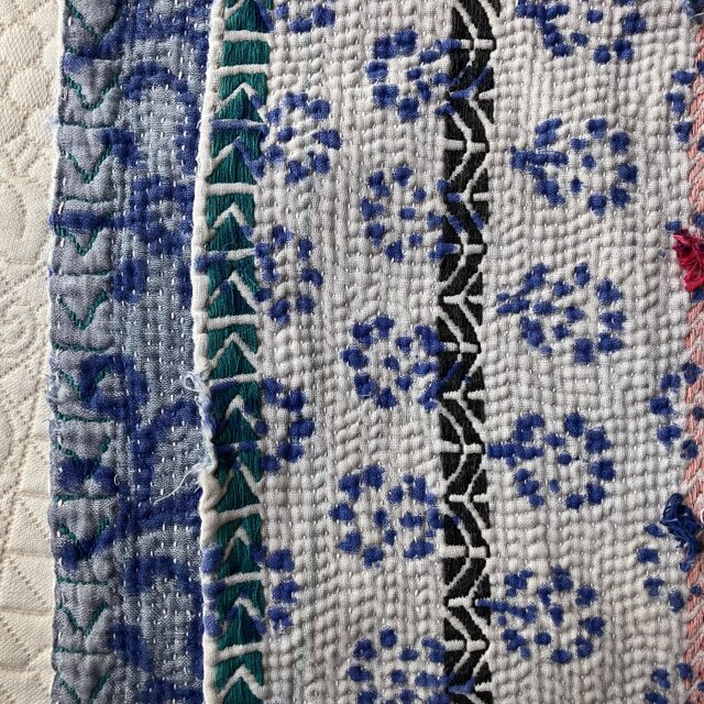 希少価値が高いホワイトカンタ 多様布 白×ブルーの小花柄ブロックプリント