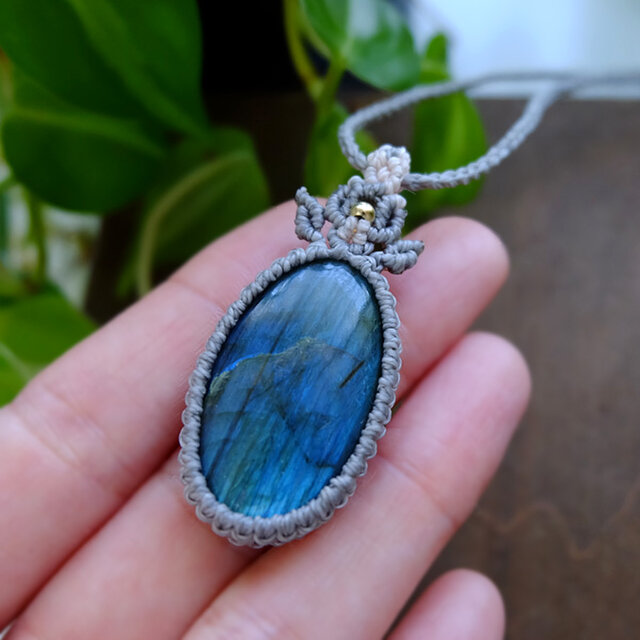 ラブラドライト（マダガスカル産）良質天然石 マクラメ編みペンダント