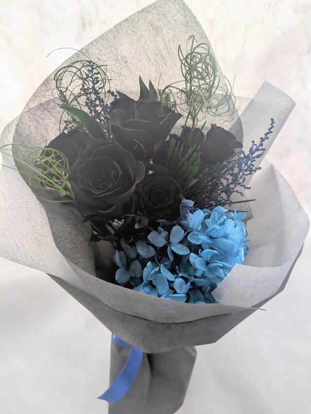プリザーブドフラワー／黒薔薇7輪と緑と青い紫陽花の花束（黒薔薇の