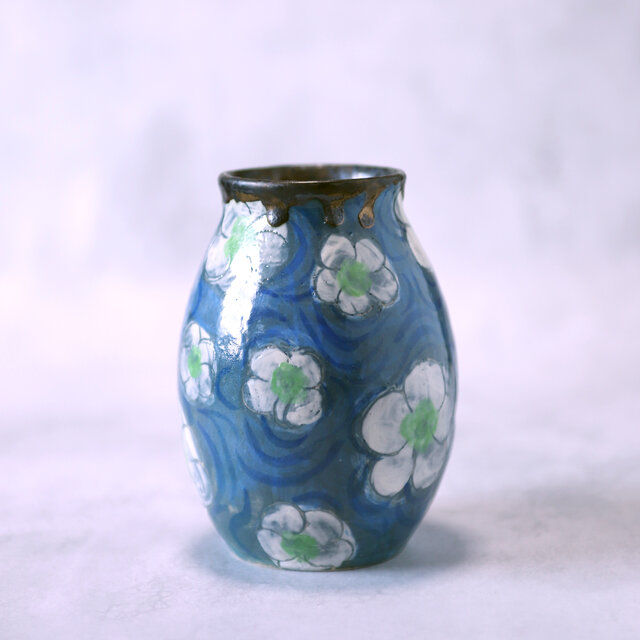 紺地に白い花模様の手描きデザイン花器 | iichi 日々の暮らしを