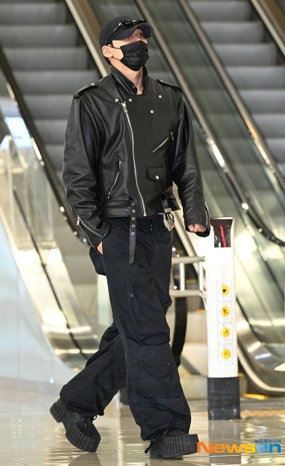 PHOTO】SEVENTEEN ミンギュ、スケジュールのため日本へ…オールブラック