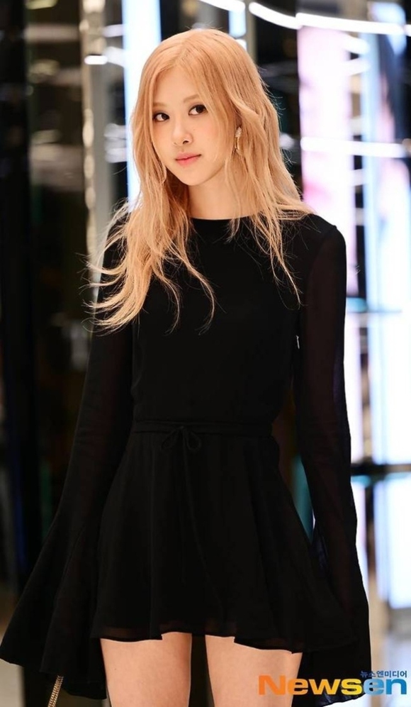 BLACKPINK ロゼ、女性歌手への嫌がらせに涙…アイドルの恋愛にも言及