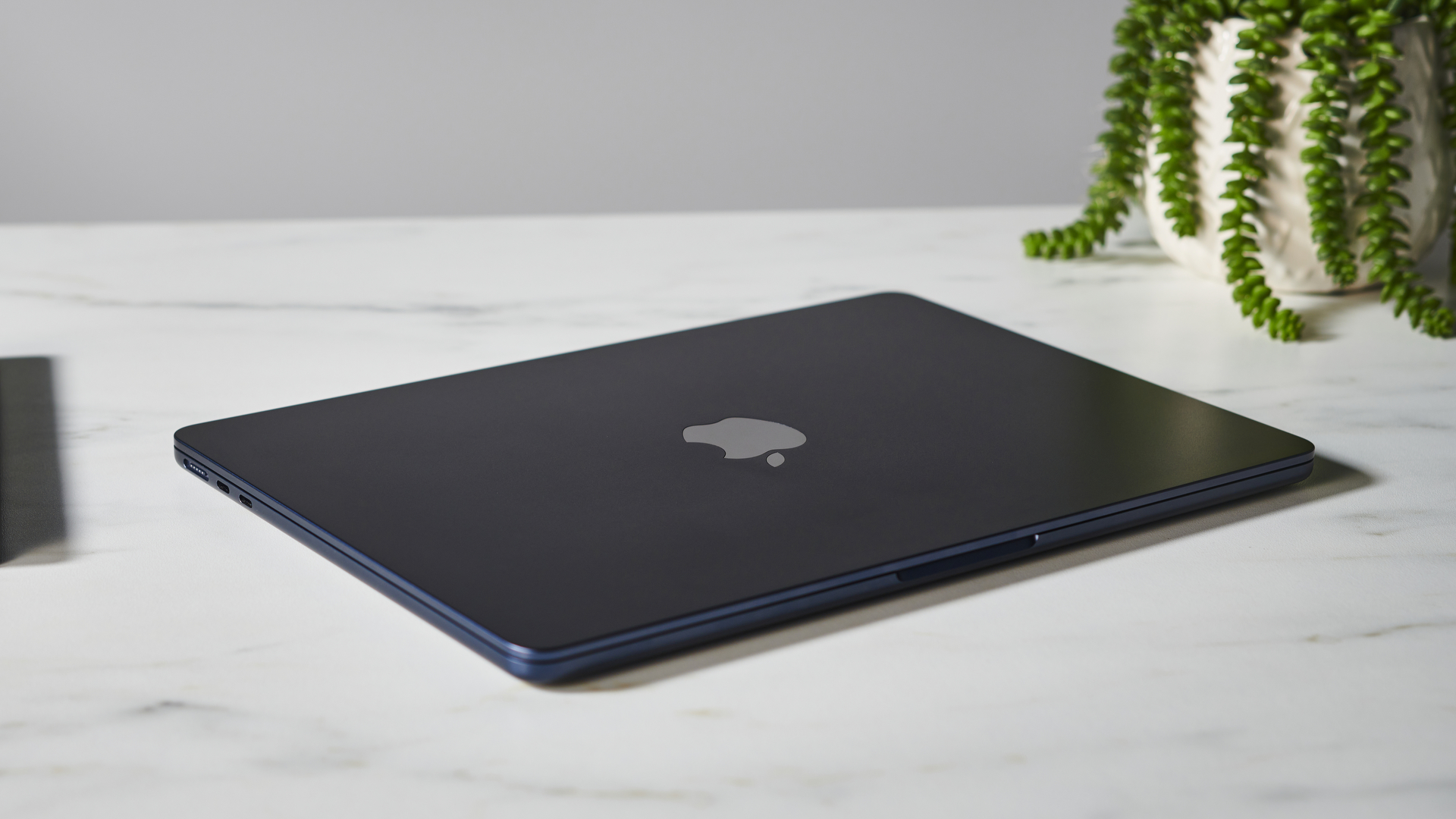 Apple MacBook Air (M2, 2022) : A stunning redesign that comes at a