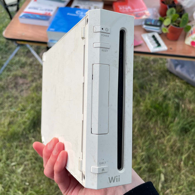 2006 Nintendo Wii hacked to run Infected Systems' blog — uses open