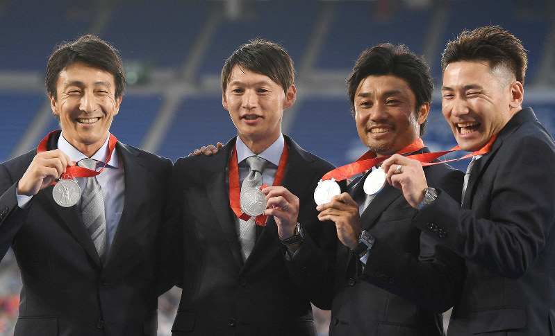 北京五輪400リレーメンバーに銀メダル 朝原さんら4人、新たな思い