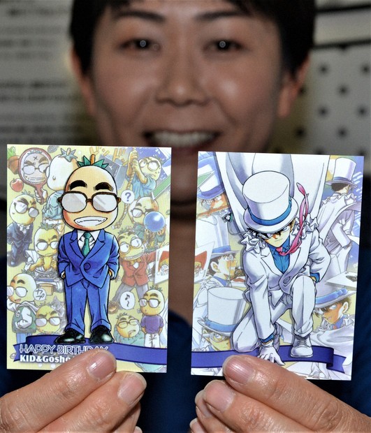 怪盗キッドと青山剛昌さんの誕生日祝うカード配布 鳥取のふるさと館