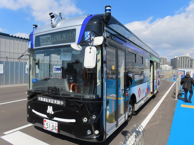 大阪万博で注目の「レベル4」自動運転バス 安全走行の要は | 毎日新聞