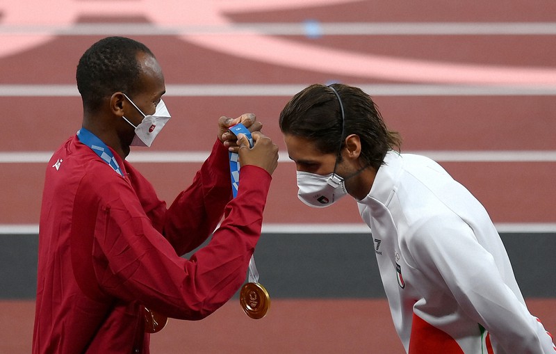 男子走り高跳び 決着より「共有」を選んだ2人の金メダリスト | 毎日新聞