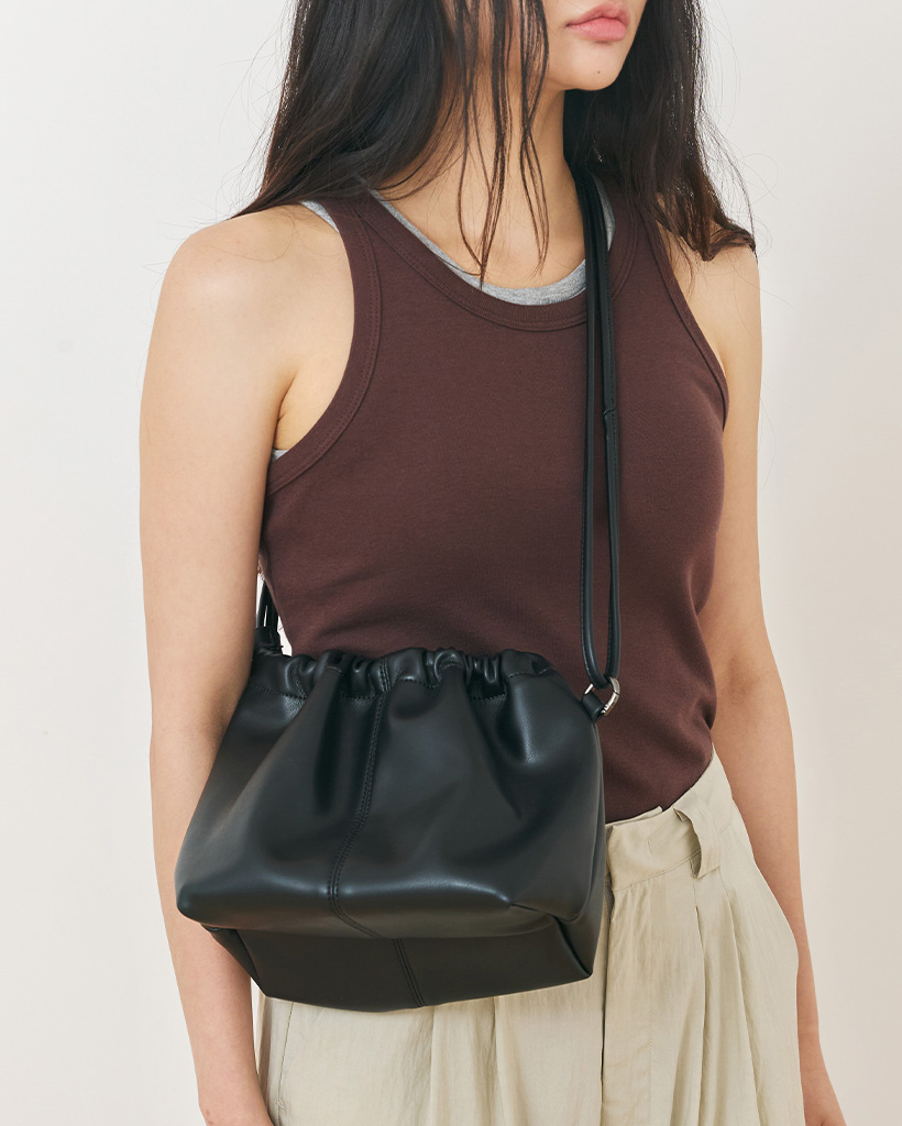 ORIGINAL) ダンプリングドローストリングショルダーバッグ(black