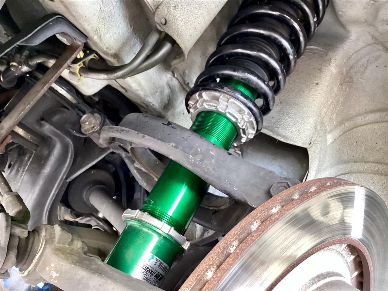 ショックアブソーバーからオイル漏れが発覚したので、“TEIN サーキット