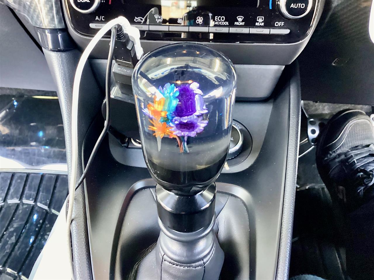 職人さんが手作りで仕上げた“トラスト GReddy 水中花シフトノブ