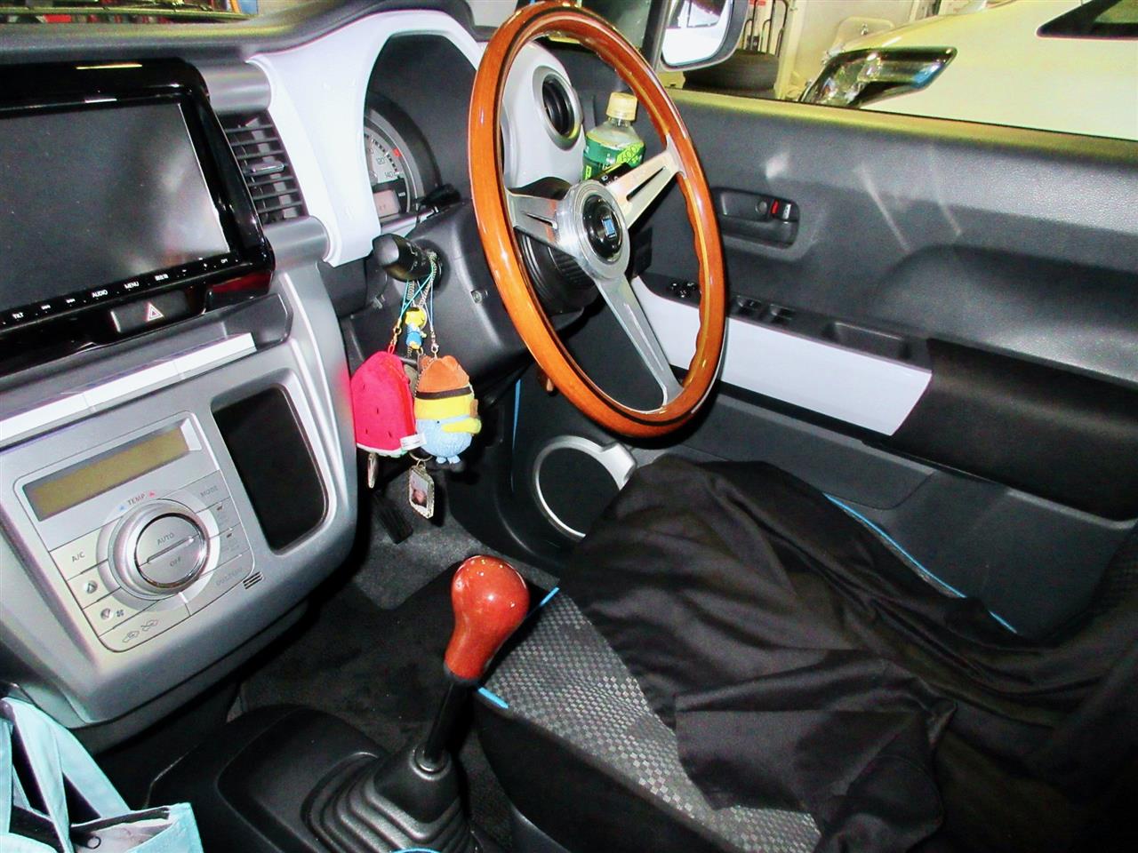 すでに装着済みの”ナルディ クラシック”はウッドリムを選んだので