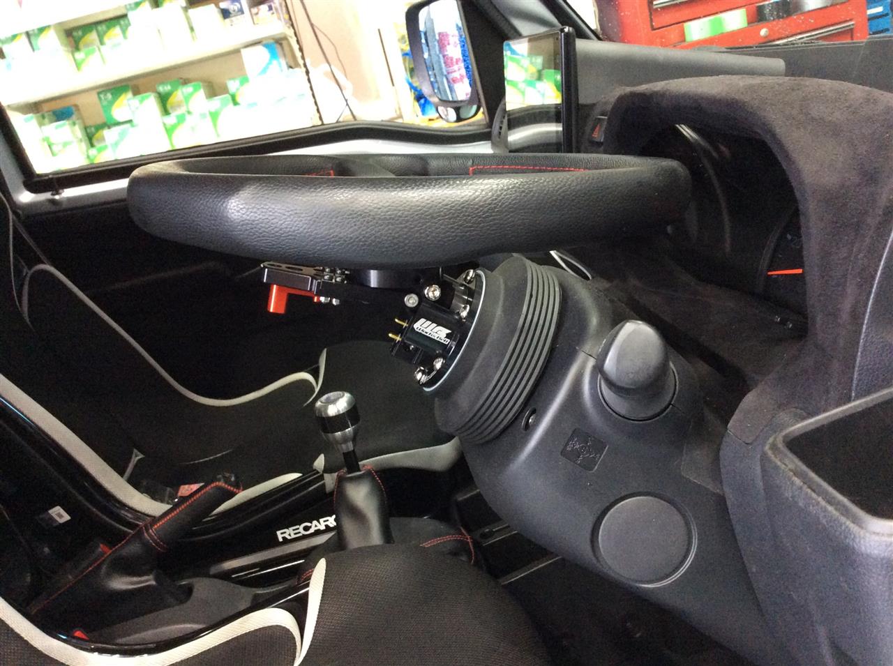 ワンアクションでステアリングがチルトアップする“ワークスベル RAPFIX