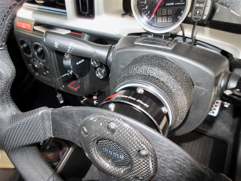 ステアリングを脱着できるようにする“ワークスベル ラフィックスⅡ”を