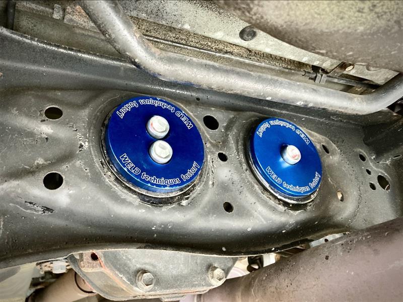 クラックが入ったり千切れたりしたデフマウントを交換。新しいマウント