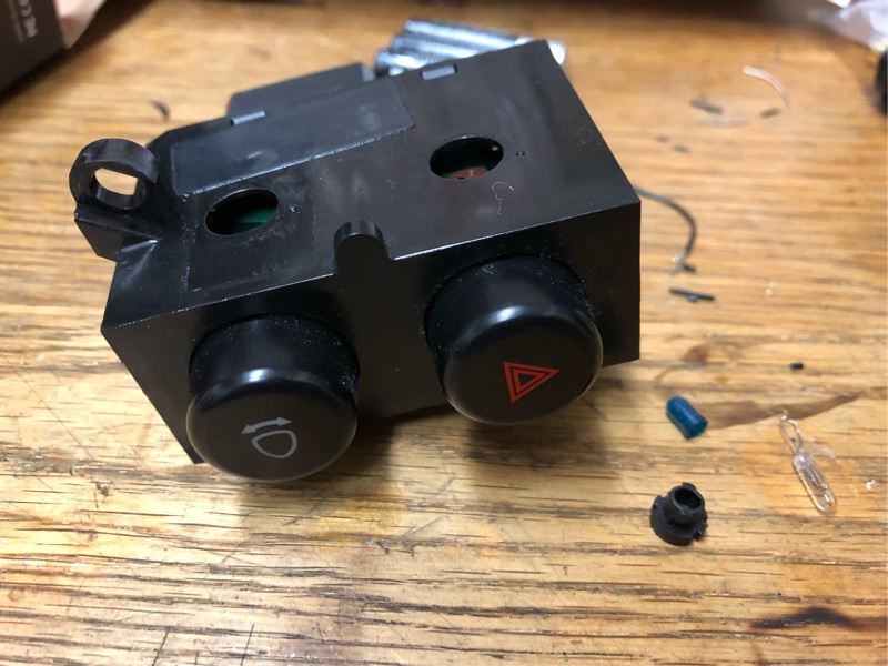 ハザード リトラスイッチの電球交換（マツダ ロードスター・NA）by