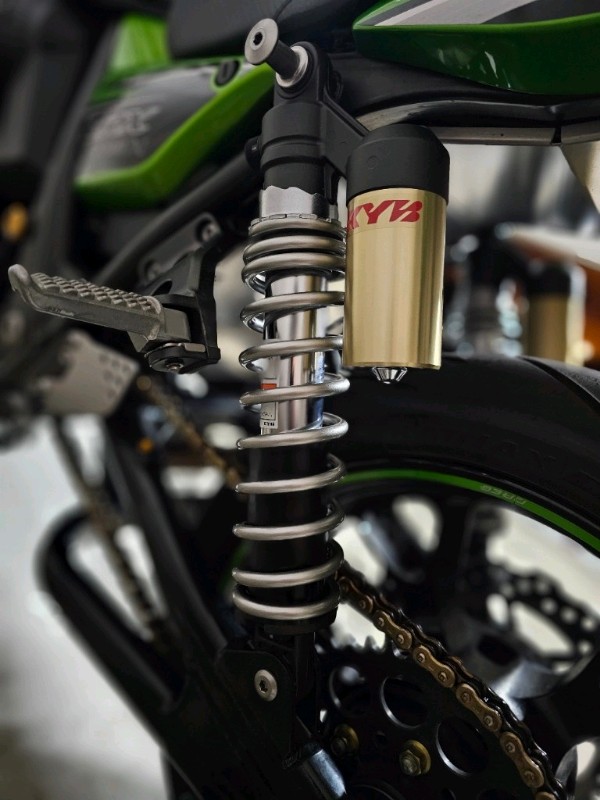 KYB純正リアサスペンション交換(新車外し)（カワサキ ZRX1200 DAEG）by