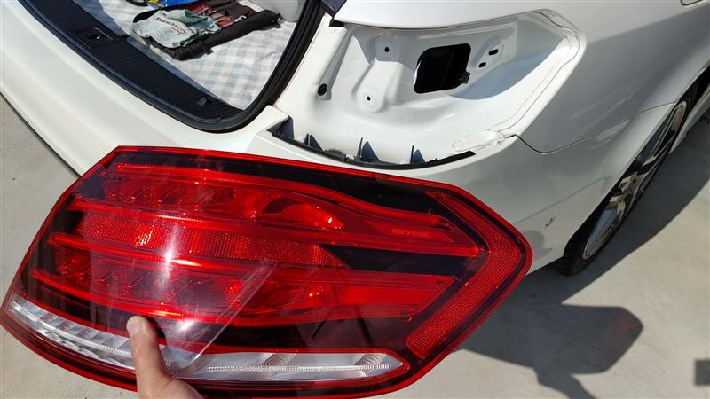 テールランプ不点灯修理（メルセデス・ベンツ Eクラス セダン・W212