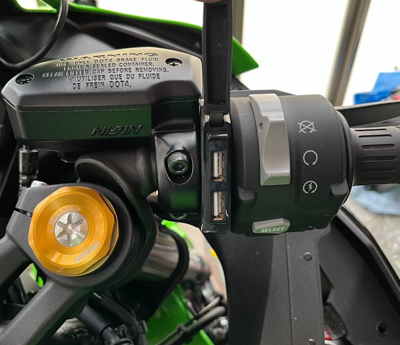 デイトナ USB電源Type-A2ポート追加取付（カワサキ Ninja ZX-4RR）by