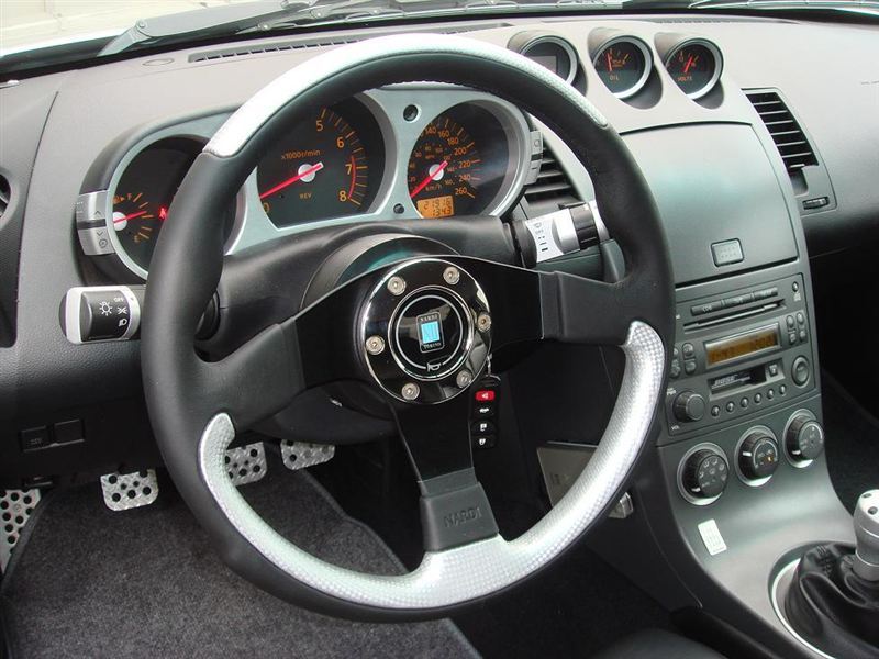 Z5 ブラックレザー NARDI(ナルディ)のステアリングの口コミ・パーツ