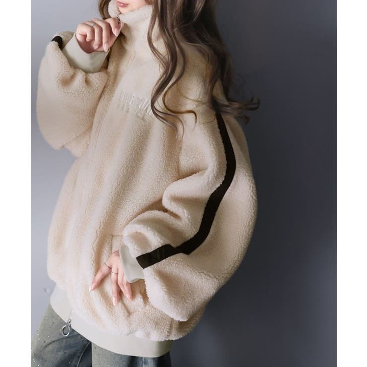 Javaジャバコラボ》スポーティな印象を放つ。サイドライン胸刺繍