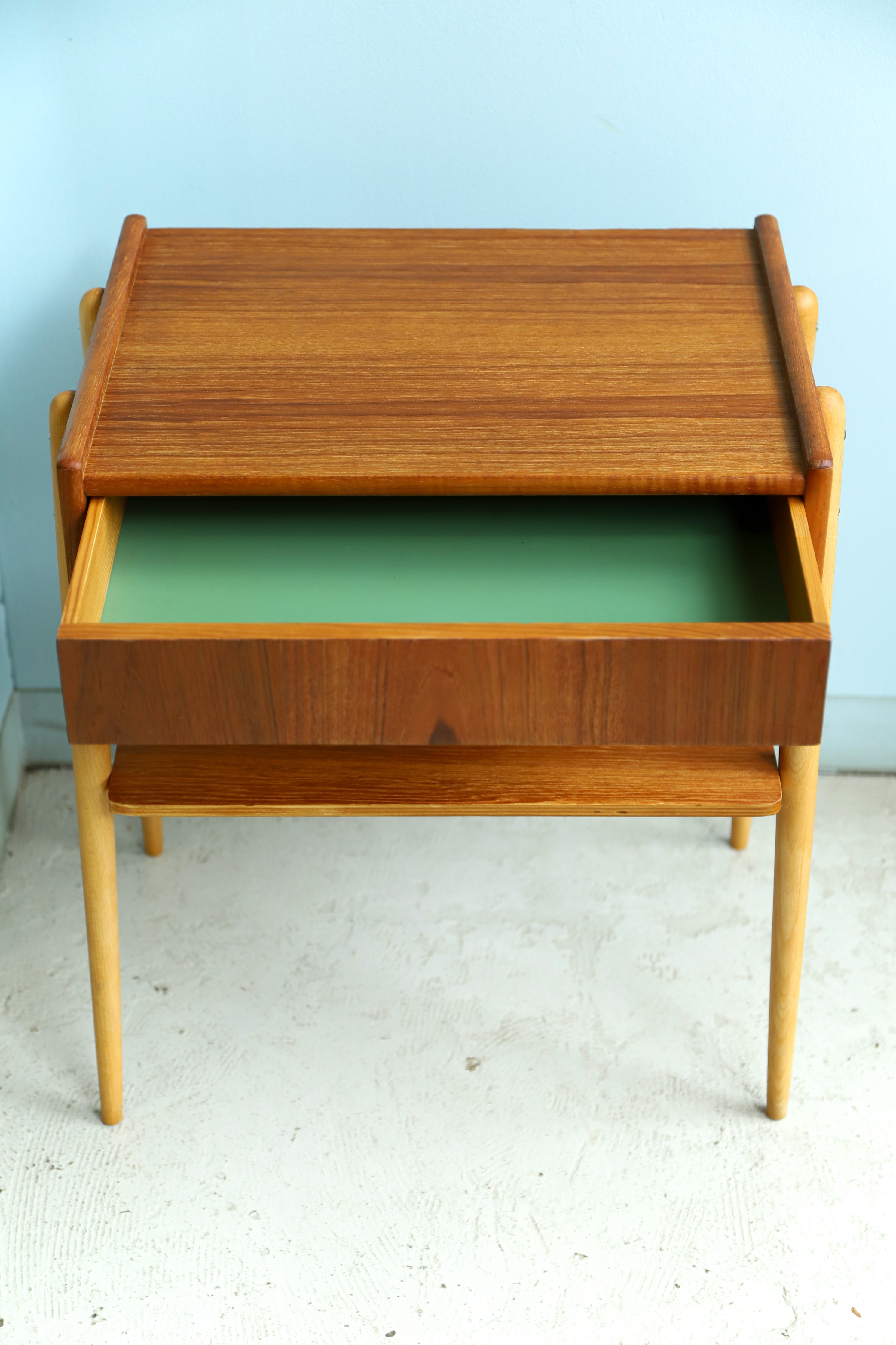 スウェーデンヴィンテージ ベッドサイドテーブル サイドチェスト 北欧