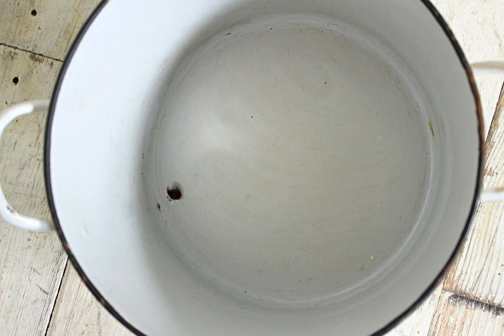 レアな6つ穴と丸型ホーローブレッド缶 イギリスアンティークキッチン