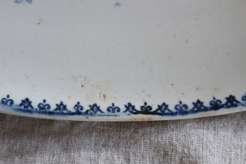 可愛らしい絵柄のクレイユモントロー窯ラヴィエ（横幅24cm） フランス