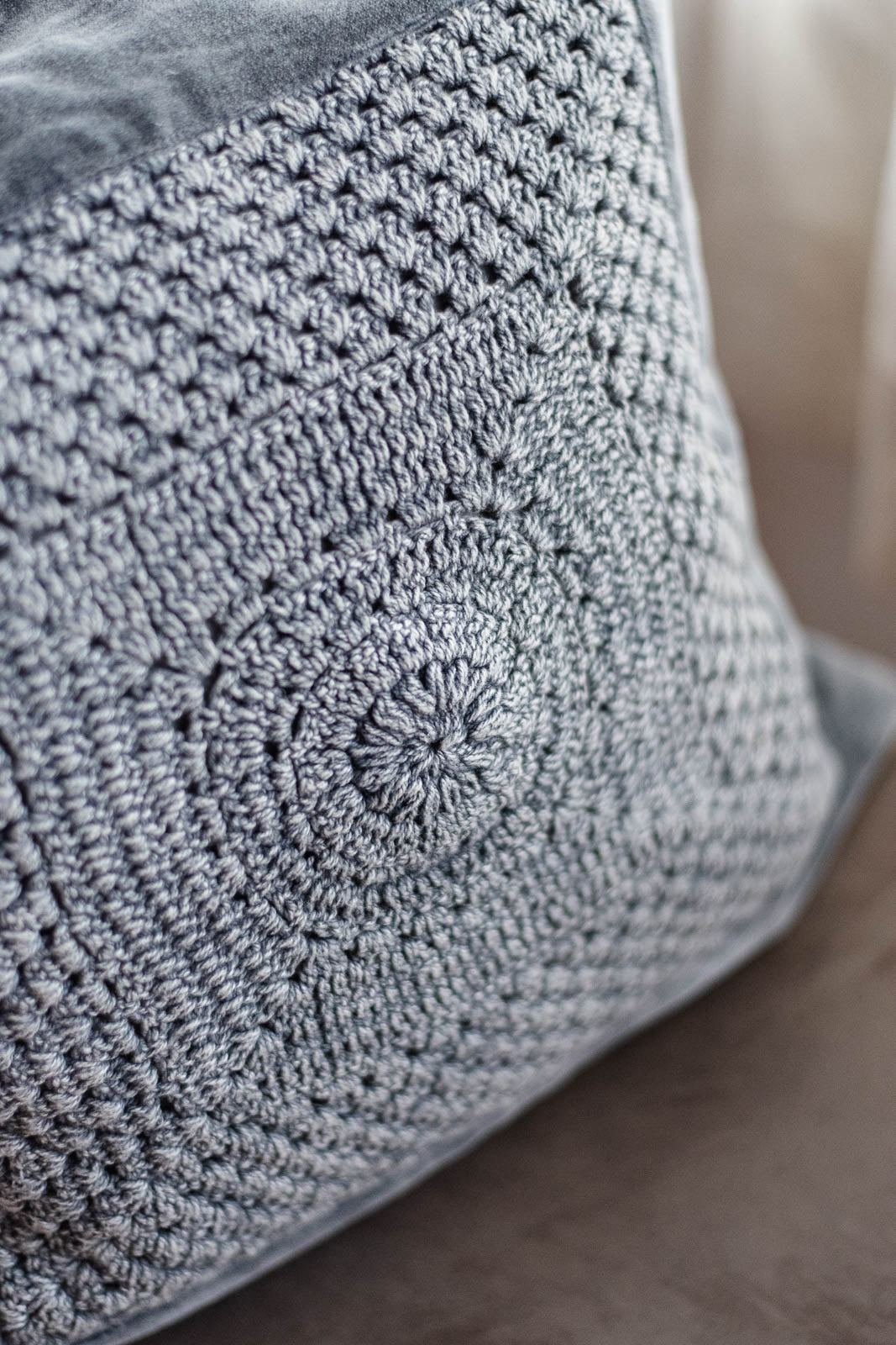 ベロア クッションカバー 45×45｜手編みクロシェ×光沢ベロアの華やか