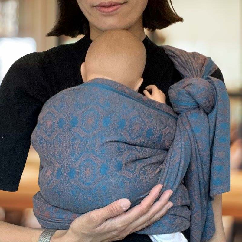 片側の肩にだけ布がかかる、新生児からできるショートラップのアレンジ