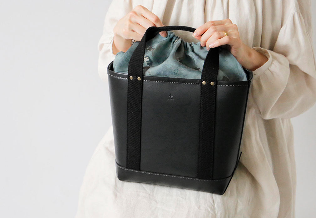 大人のレザートートバッグ《サック・ブノワ》（ラパン・ラ・ニュイの